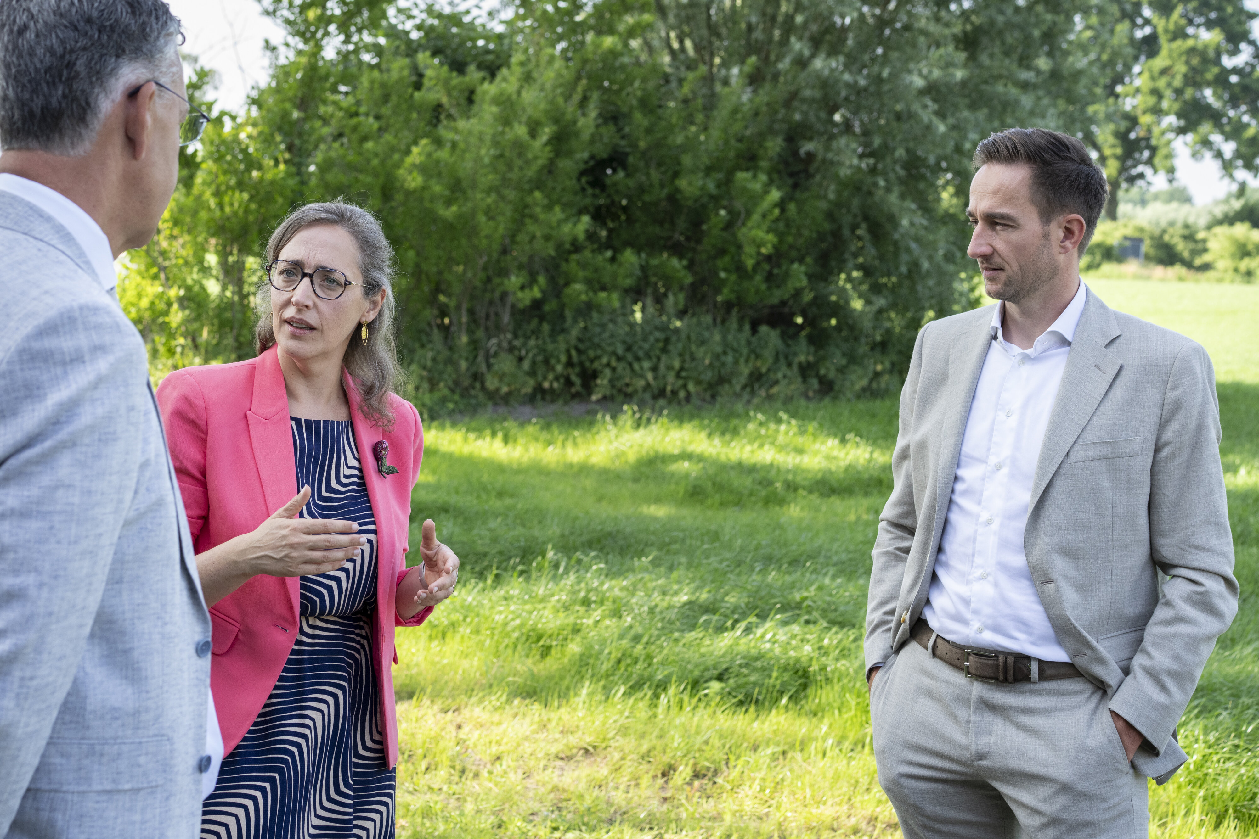 v.l.n.r.: Jean-Paul, Wendy en Mark praten over hoe ze met respect voor het Brabantse landschap waarde kunnen toevoegen aan een dorpskern.
